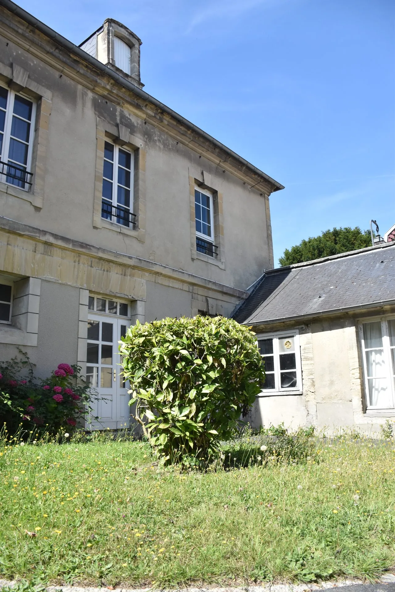 Façade et jardin du Logis des Grands Chapeaux