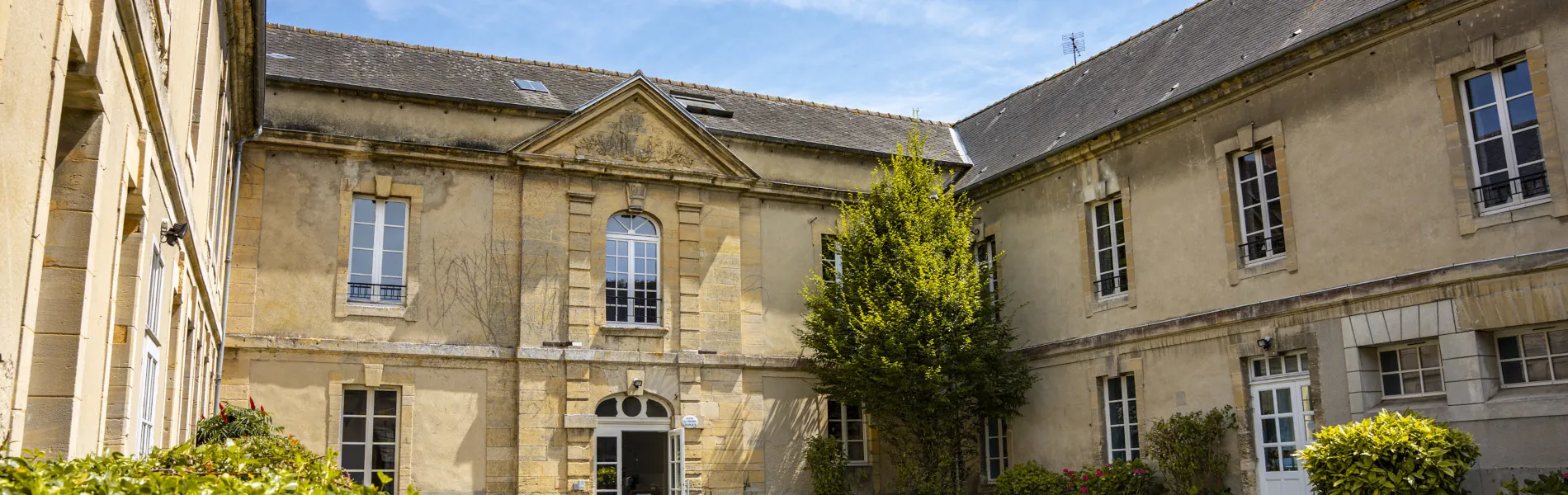 Façade du Logis des Grands Chapeaux, auberge de jeunesse à Bayeux